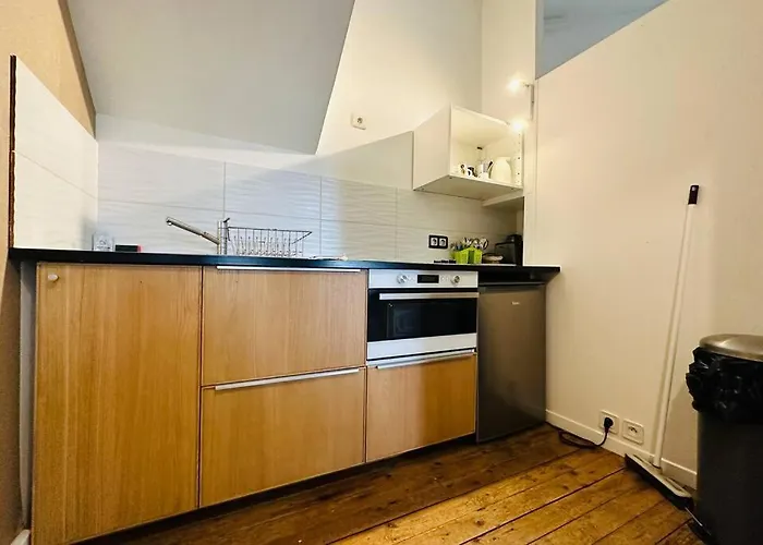 Standing T2 Near The Train Station And Apartment Tours